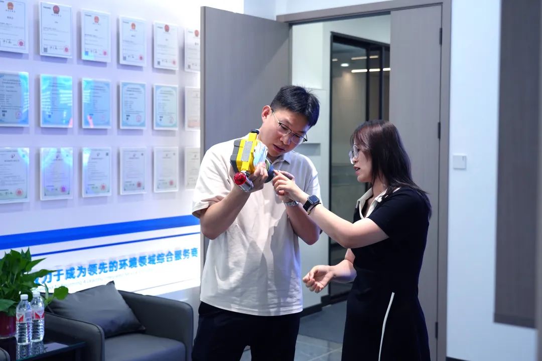 贏(yíng)潤(rùn)集團(tuán)總經(jīng)理助理白楊講解氣體檢測(cè)儀